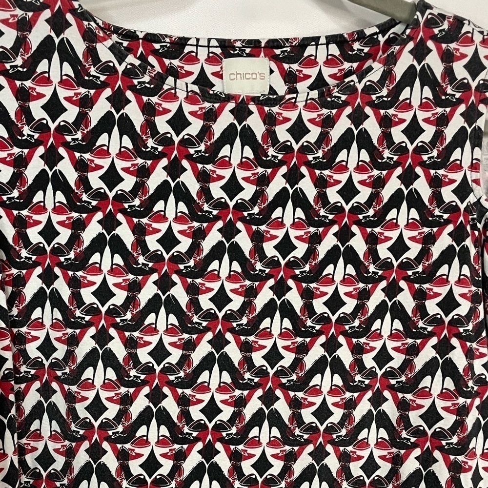 Chicos cold shoulder blouse with high heels printed on. Cotton blend.